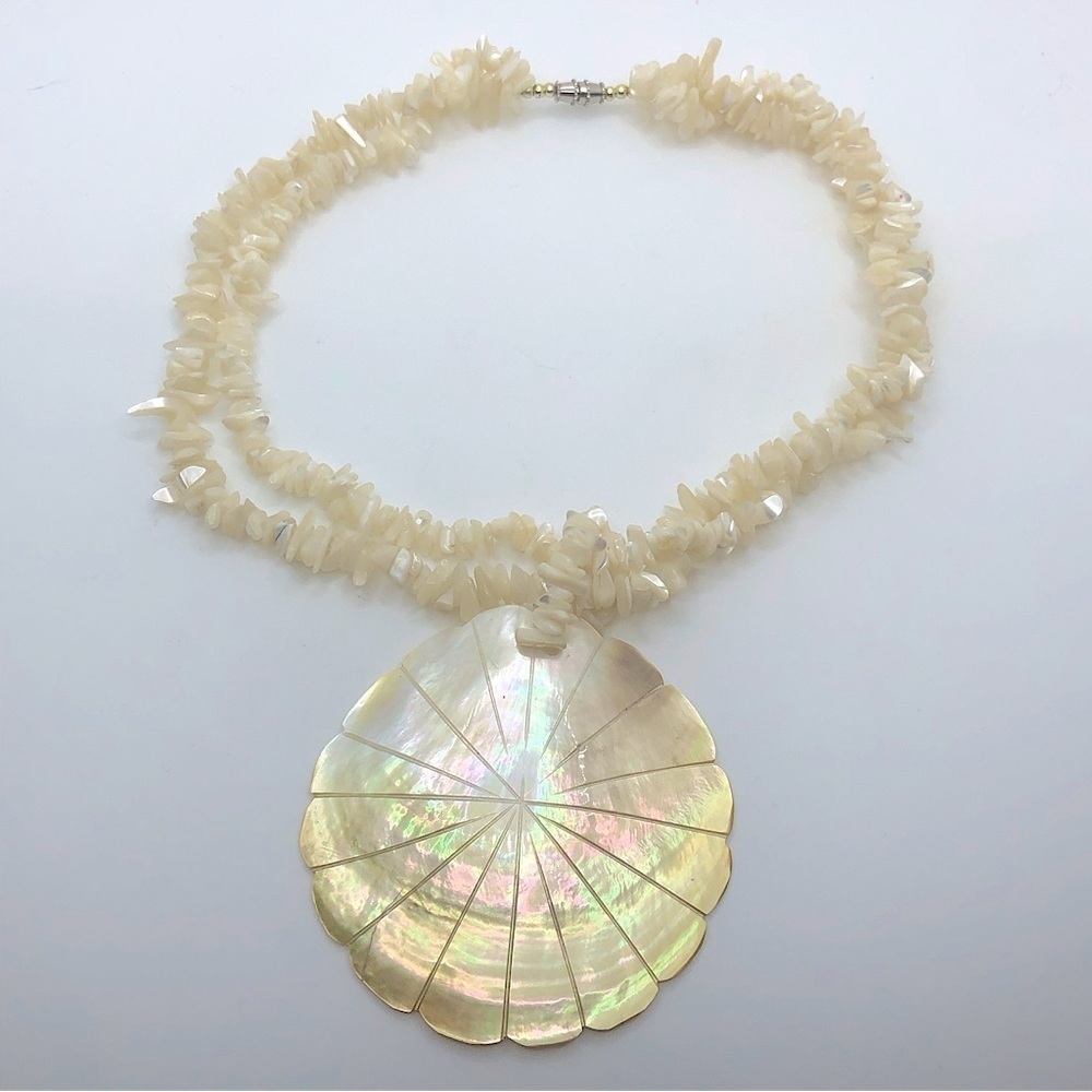 VTG Mother Of Pearl Stone Chip Large Carved Shell MOP Necklace 16” + 3”